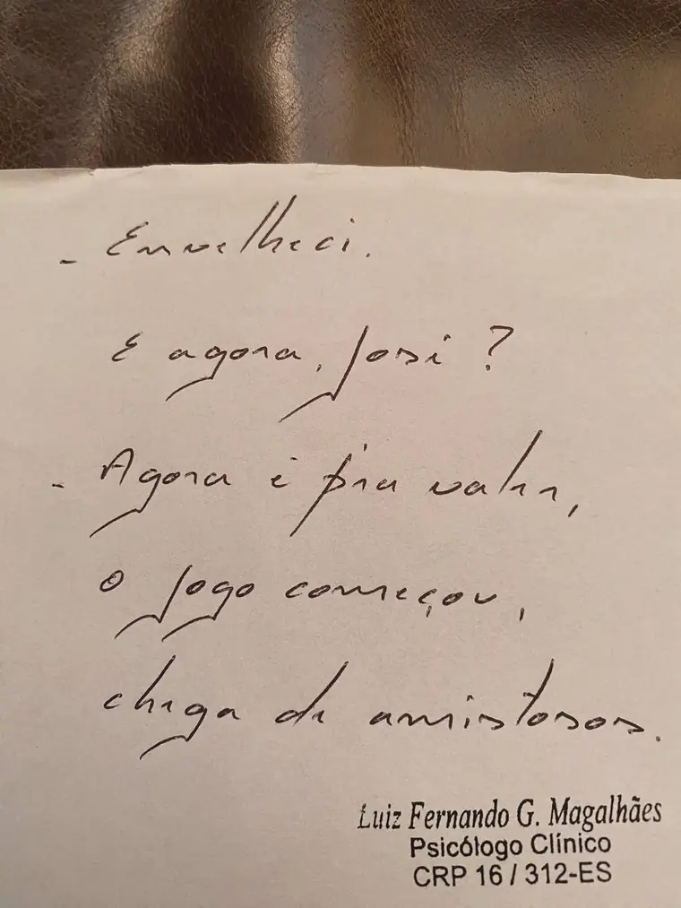 Escrito à mão: Envelheci. E agora, José? Agora é pra valer, o jogo começou, chega de amistosos.