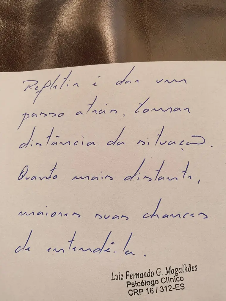 Escrito à mão: Refletir é dar um passo atrás, tomar distância da situação. Quanto mais distante, maiores suas chances de entendê-la.